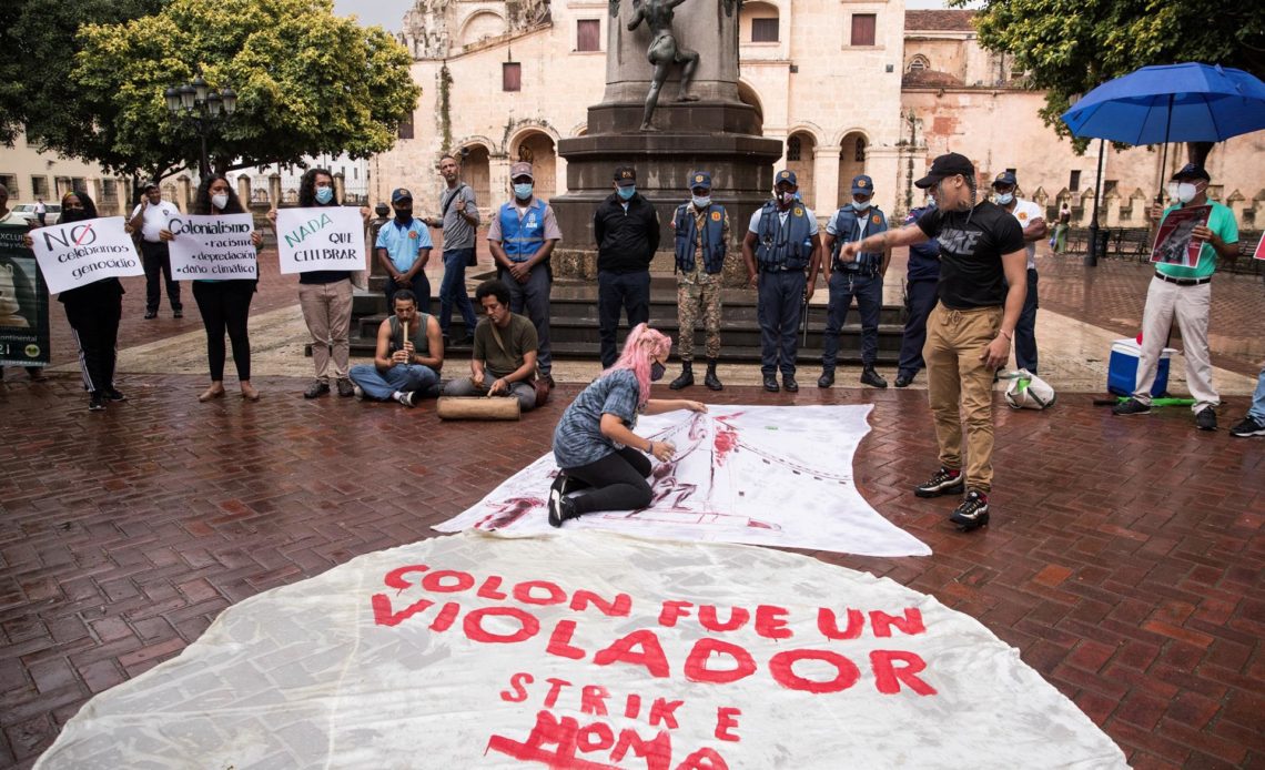 Una veintena de dominicanos protestan para pedir retirada de estatua de Colón