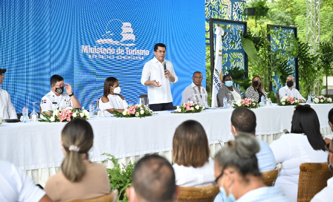 El ministro de Turismo, David Collado, encabezó este jueves, el inicio de la construcción de un destacamento, un área de estacionamiento y acceso peatonal en playa Esmeralda, de este municipio, obras que tendrán un costo superior a los 51 millones de pesos.