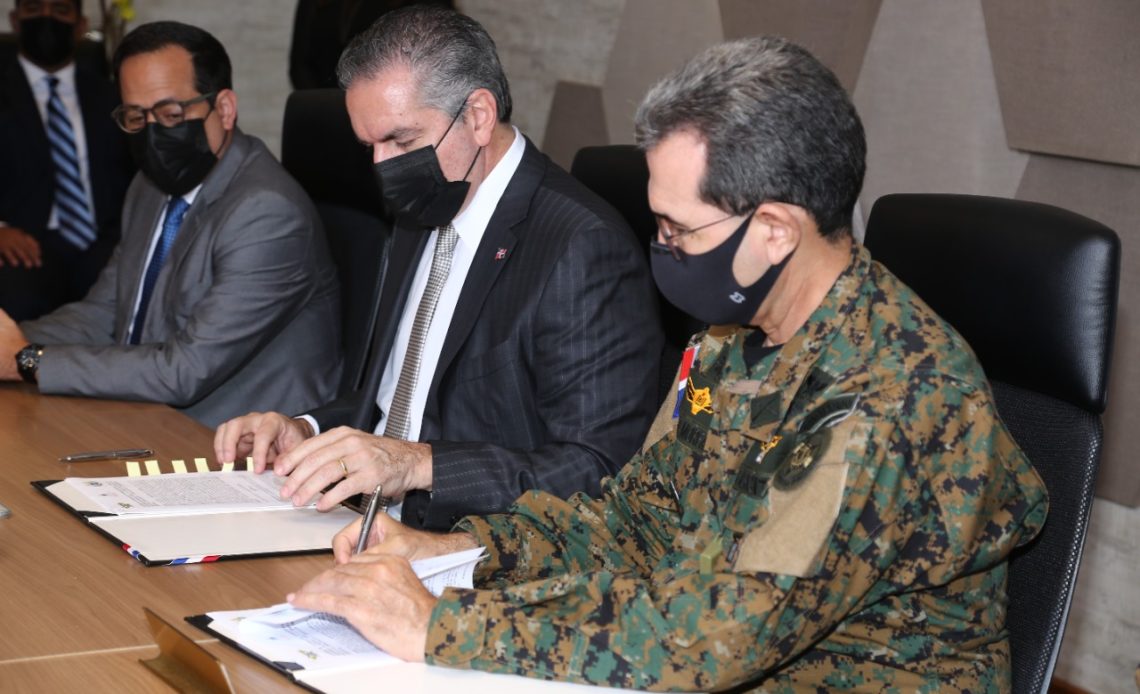 Ministerio de Defensa y Escuelas Vocacionales de las Fuerzas Armadas firman acuerdo para alfabetizar ciudadanos