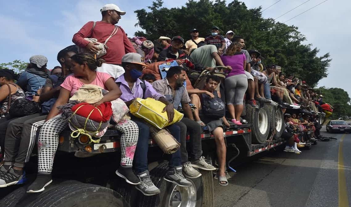 Caravana migrante en México consigue que autoridades les otorguen 2.500 permisos
