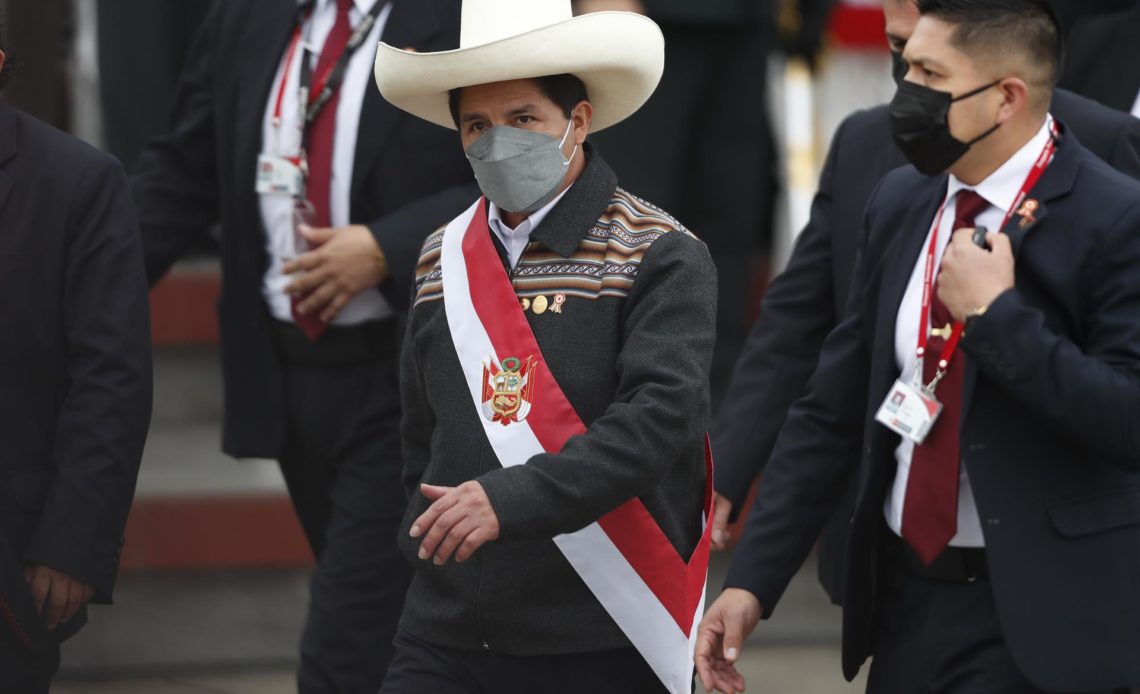 Castillo defiende su gestión en Perú ante las crecientes amenazas de destitución