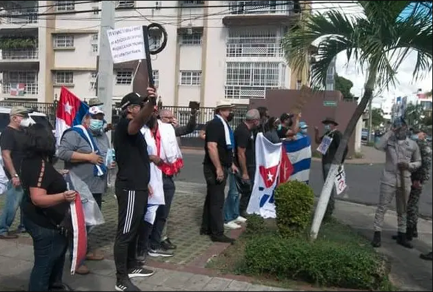 Cubanos protestan en Santo Domingo contra la presunta dictadura en su país