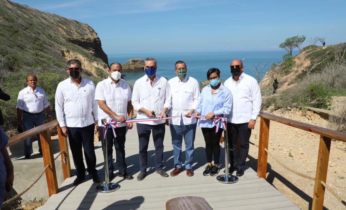 Presidente inaugura varias obras para uso público en Parque Nacional El Morro de Monte Cristi