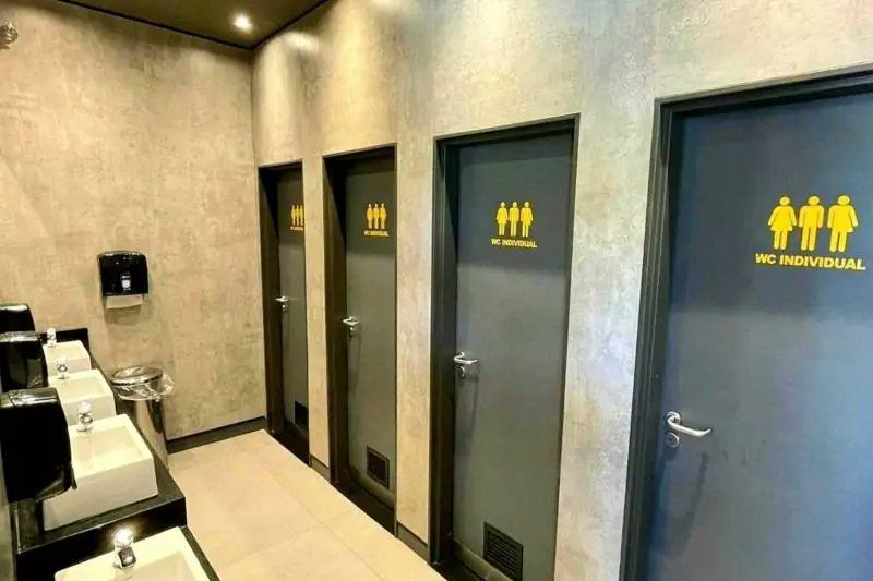 McDonald's desata polémica en Brasil por adecuar baños unisex