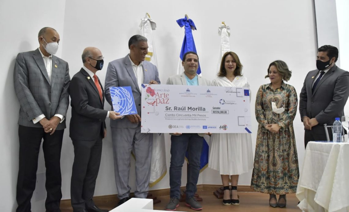 Ministros de Interior y de Cultura entregan premio a ganador de concurso Arte por la paz