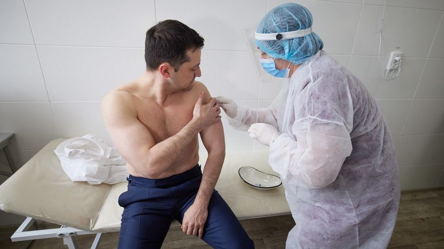 Presidente de Ucrania promete remuneración para los vacunados contra el covid-19