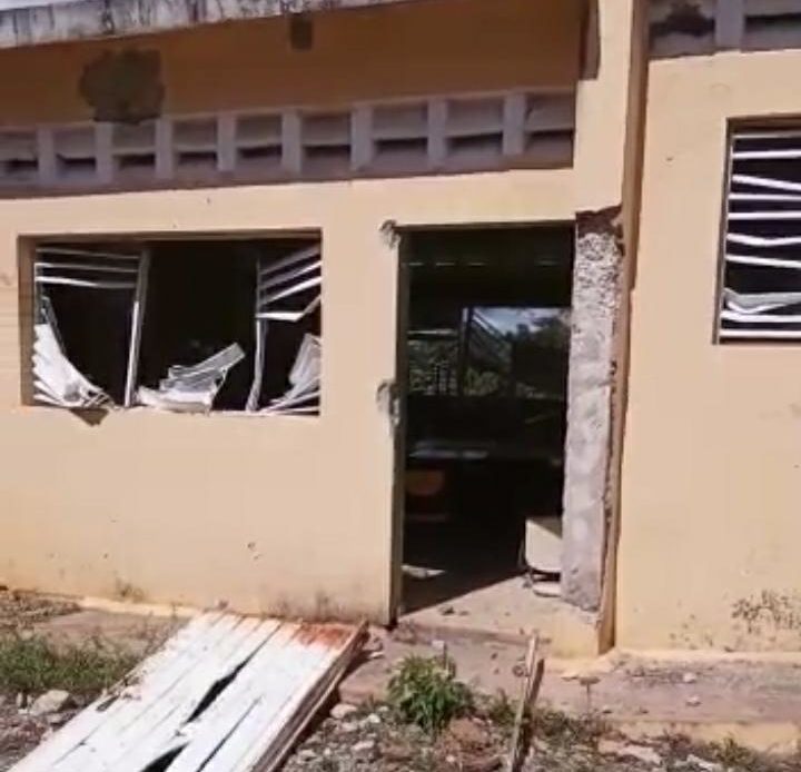Comunitarios en Monte Plata destruyen escuela en reclamo de un nuevo liceo