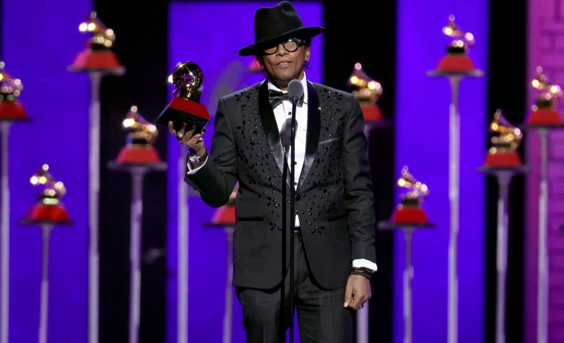 Al recibir su primer premio en los Latin Grammy, el merenguero Sergio Vargas pidió ayuda para superar la crisis en la que está envuelta Haití.