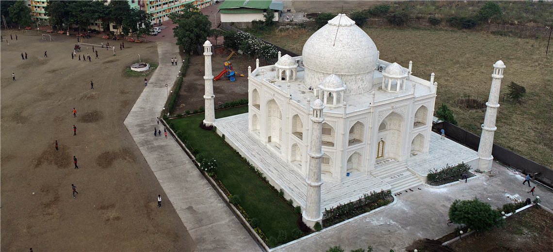 Un indio construye copia del Taj Mahal en señal de amor a su esposa