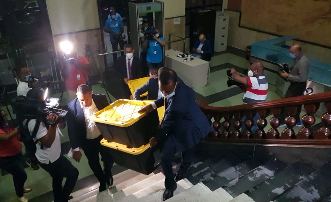 MP llega al Palacio de Justicia de Ciudad Nueva a depositar el expediente acusatorio contra imputados de Operación 5G
