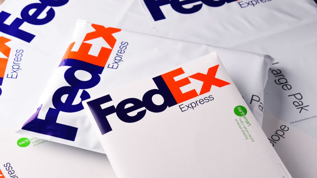 Cientos de paquetes no entregados de FedEx terminan tirados en un barranco