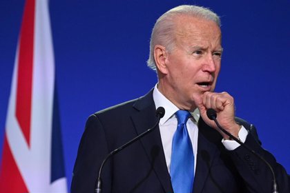 Biden dice que no prevé "en este momento" más restricciones de viaje por ómicron