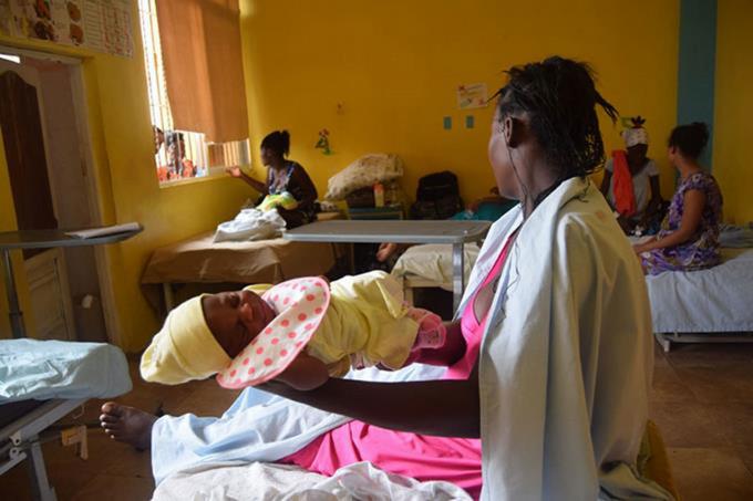 Continúa con tendencia a la baja asistencia de parturientas haitianas en hospitales maternos del país