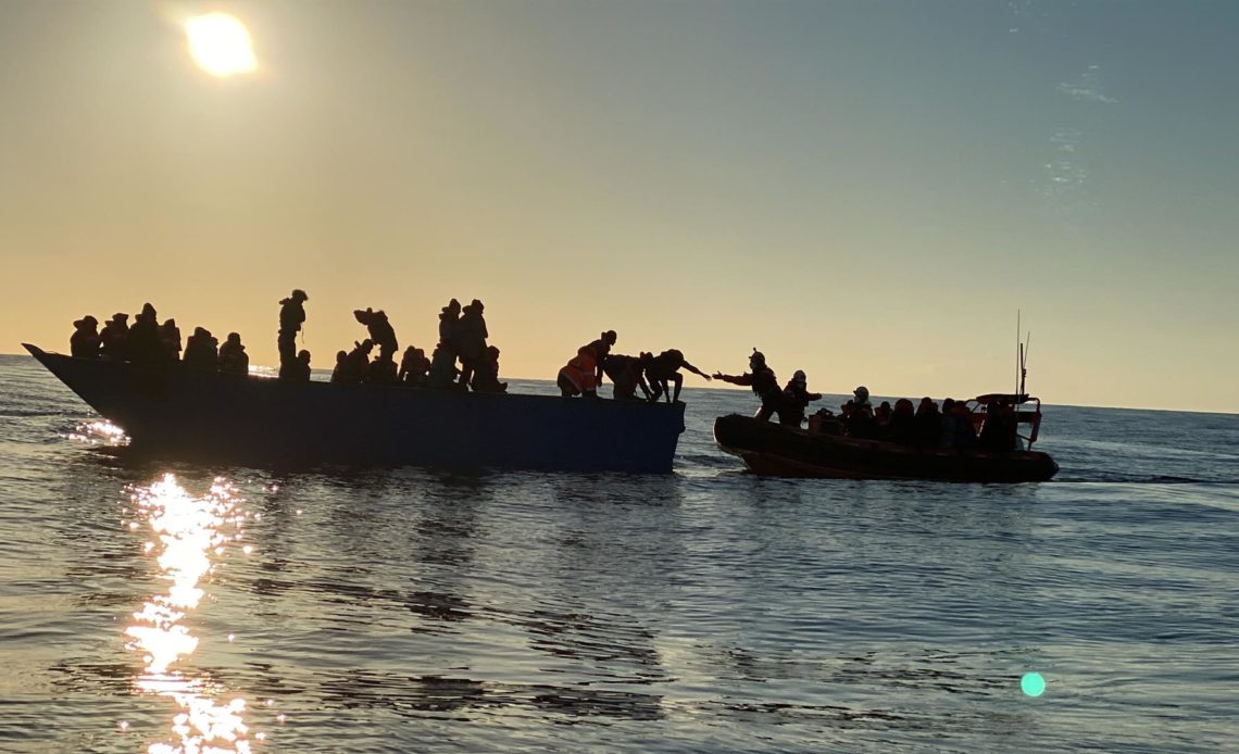Dos barcos de ONG con más de 800 migrantes esperan en el Mediterráneo central