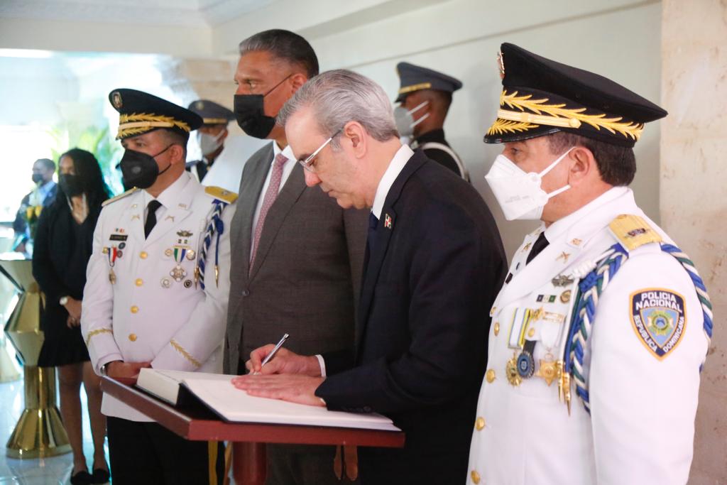 Presidente Abinader exhorta a nuevos oficiales de la Policía Nacional a actuar con integridad