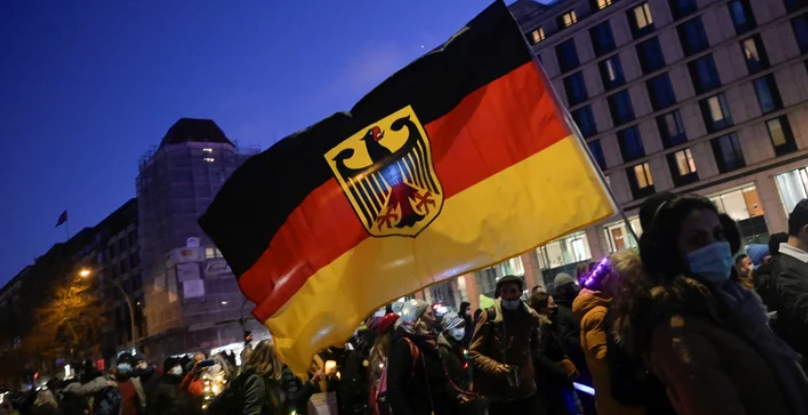 Miles de personas protestaron en Alemania contra las medidas para contener el COVID-19 y la vacuna obligatoria