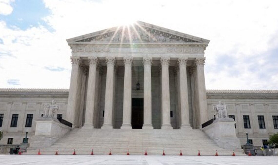 Corte Suprema de EEUU permite a tribunales federales impugnar ley sobre aborto de Texas
