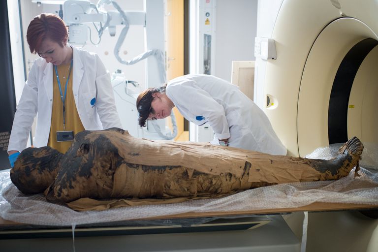 Investigadores egipcios descubren secretos de una momia sin retirarle las vendas