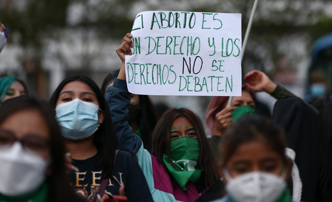 Organizaciones piden al Parlamento de Ecuador la ley de aborto por violación