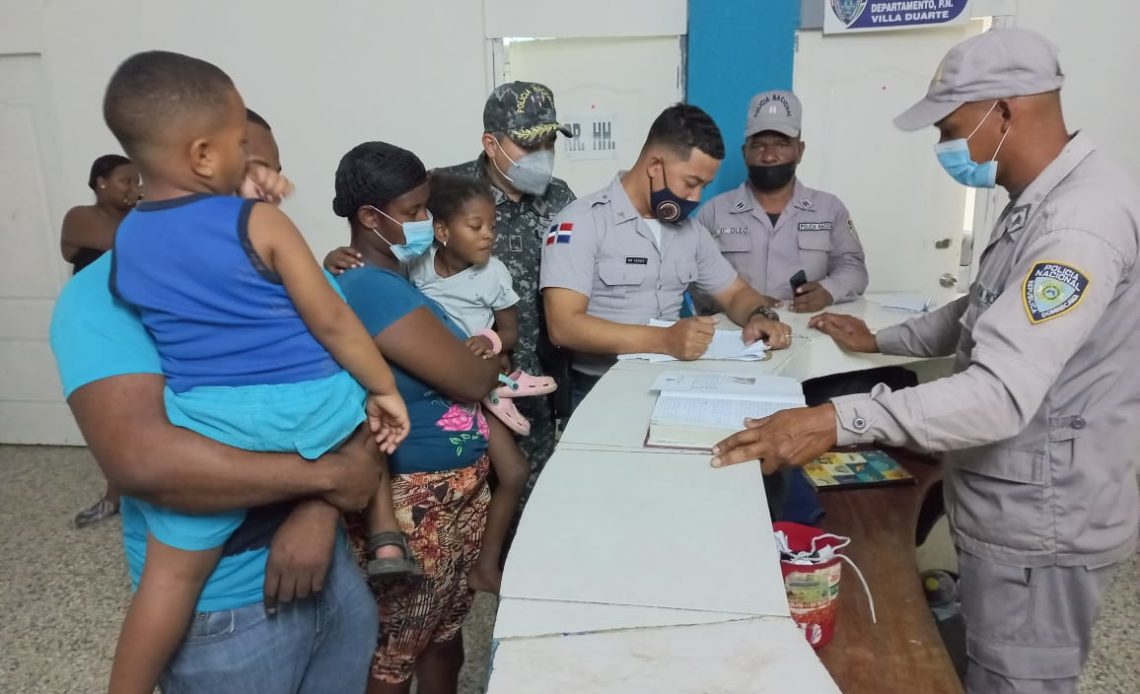 Policía entrega a familiares de niños que habían desaparecidos en Villa Duarte, SDE