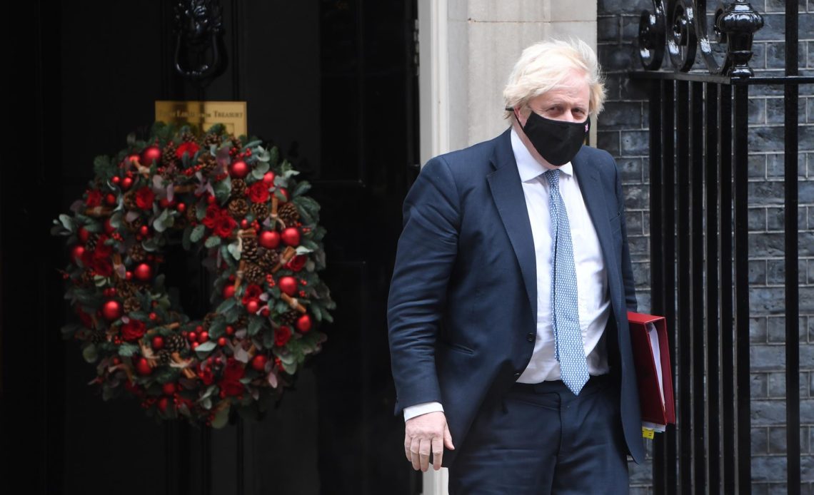 Una fiesta navideña en Downing Street pone contra las cuerdas a Boris Johnson