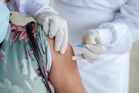 Vacunación anticovid obligatoria entra en vigencia en Ecuador