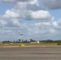 Captado en cámara aterrizaje de emergencia de avión procedente de islas Turcos y Caicos