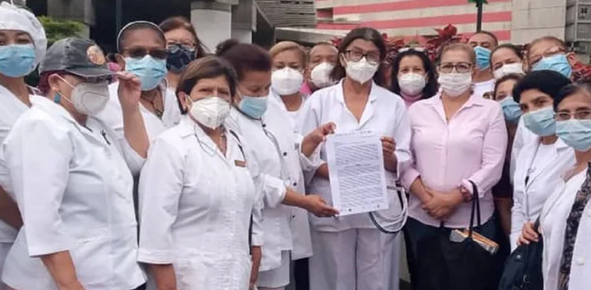 Las enfermeras venezolanas evalúan una renuncia colectiva si el régimen de Nicolás Maduro no aumenta los sueldos