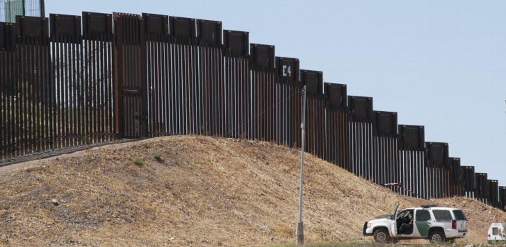 Texas construye su propio "muro" en la frontera con México
