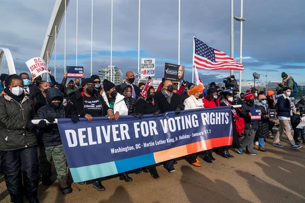 Cientos protestan en Washington por el voto junto a la familia de Luther King