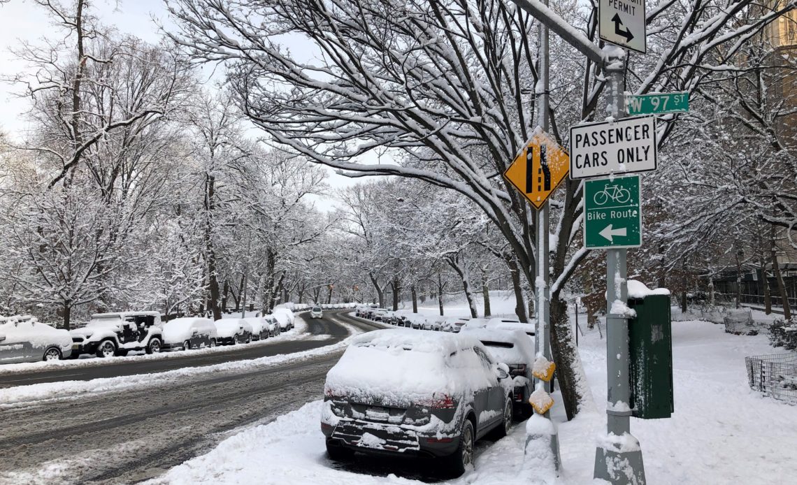 La ciudad de Nueva York cubierta con la primera nieve del año