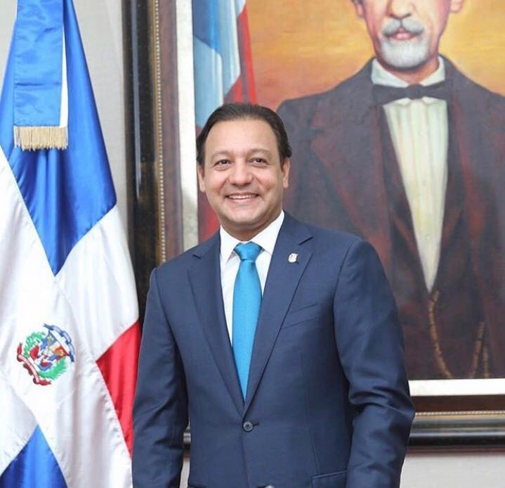 Alcalde-Abel-Martinez-en-su-despacho-Alcaldia-Santiago.