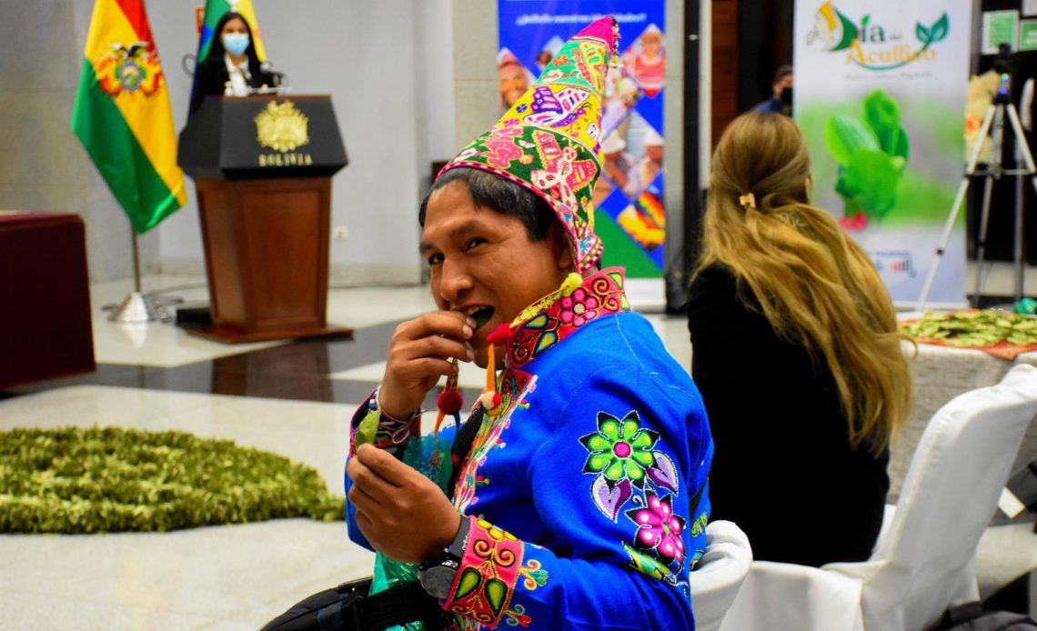 Bolivia anuncia una planta para producir dentífrico a partir de la hoja de coca