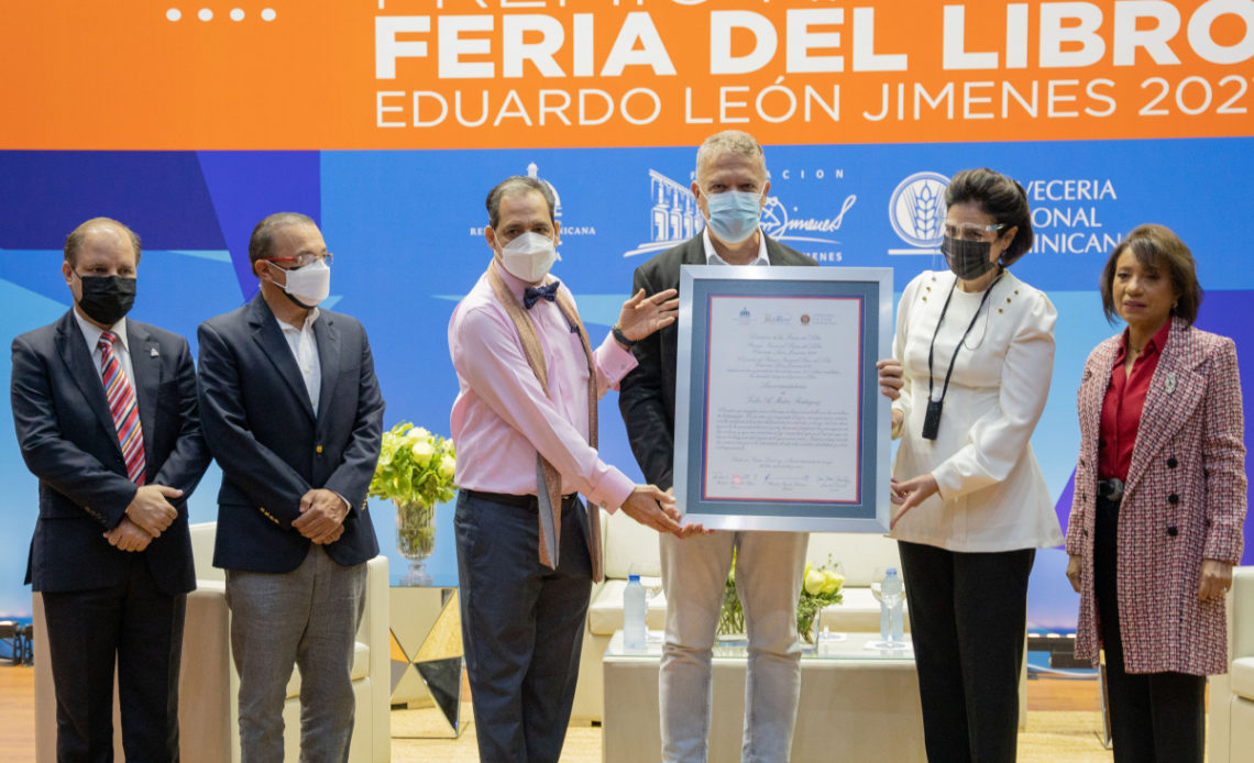 Cultura y Fundación Eduardo León Jimenes entregan Premio Feria del Libro 2021 a Tulio Matos Rodríguez