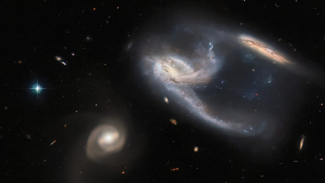 El Telescopio Hubble capta dos galaxias que recrean la forma de una nave de 'Star Trek'