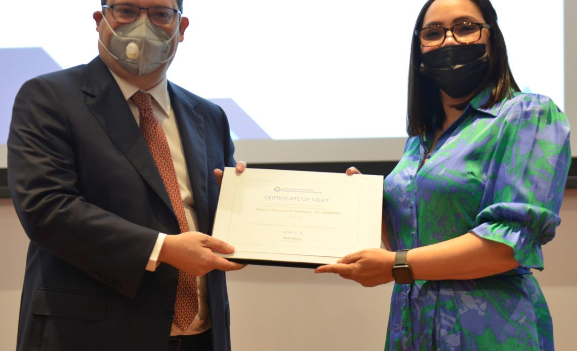 Foto 1, El director de Aduanas, Miguel Sanz Lovatón entrega el reconocimiento a presidenta Adoexpo, Elizabeth Mena.