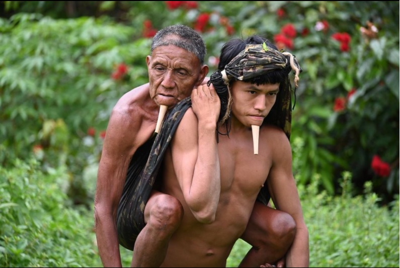 Indígena en Brasil llevó en su espalda a su padre durante seis horas para inocularlo contra el COVID-19