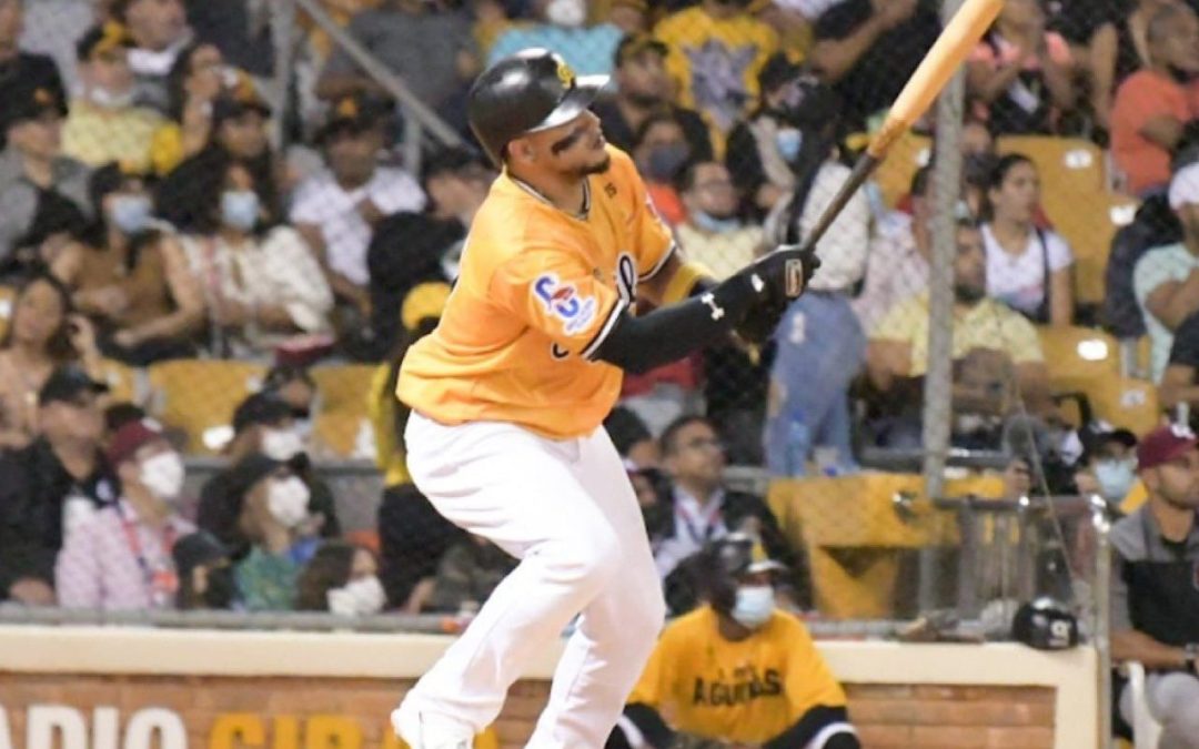 Juan-Lagares-al-momento-de-conectar-su-jonron-decisivo-en-el-octavo-inning.-1080x675