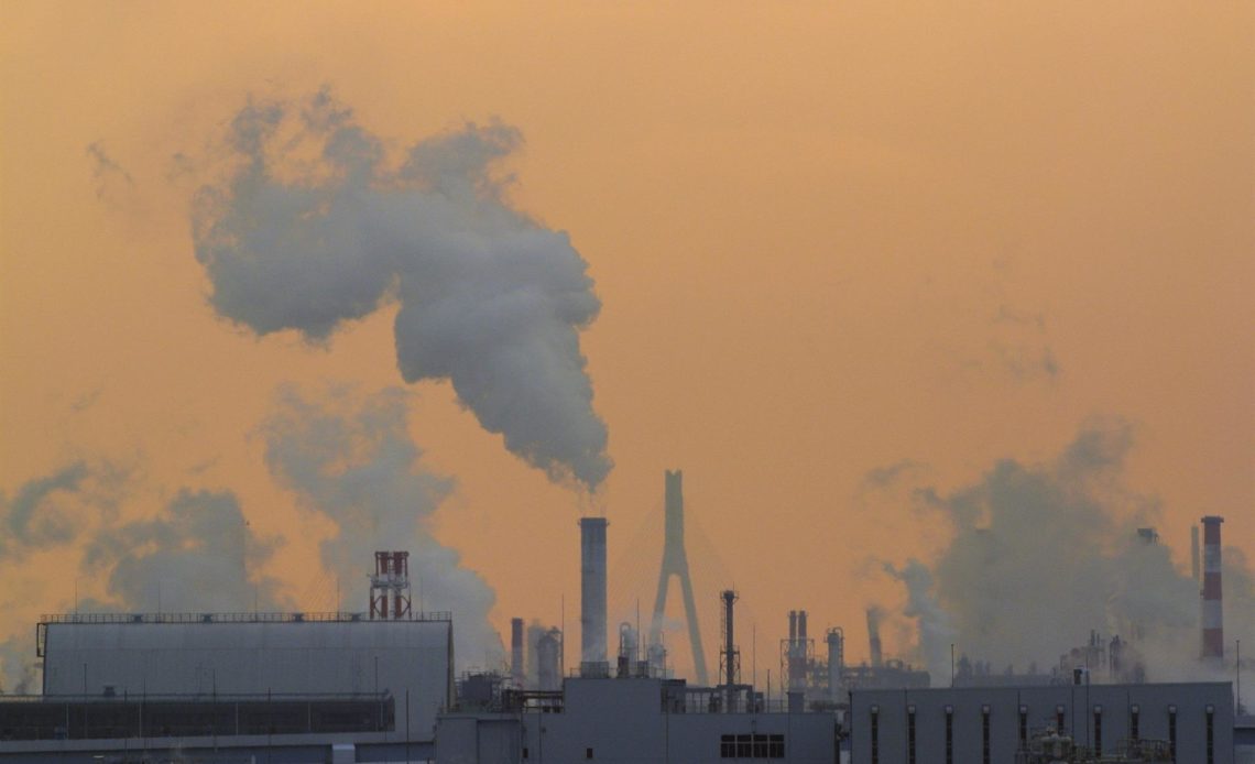 Larga exposición a polución del aire podría aumentar riesgo de contraer covid