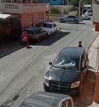 Mujer destroza los cristales de un vehículo presumiblemente de su expareja