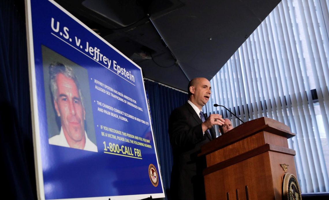 Una jueza retira los cargos contra los dos guardas que vigilaban a Epstein