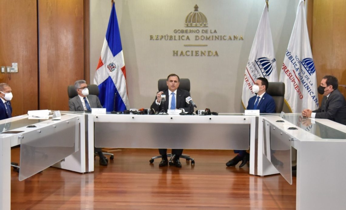 Ministro de Hacienda dice Gobierno haría ajustes a Presupuesto ante alzas del petróleo