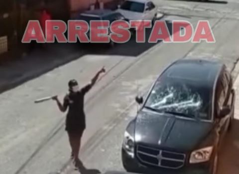 Policía Nacional arresta a mujer captada en video destrozando vehículo de su pareja en Villa Faro