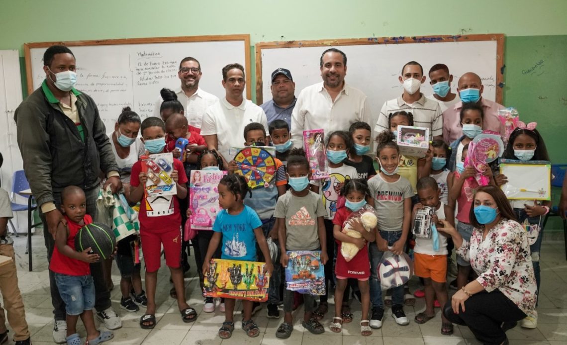 Viceministro de la Presidencia entrega juguetes a niños en Capotillo