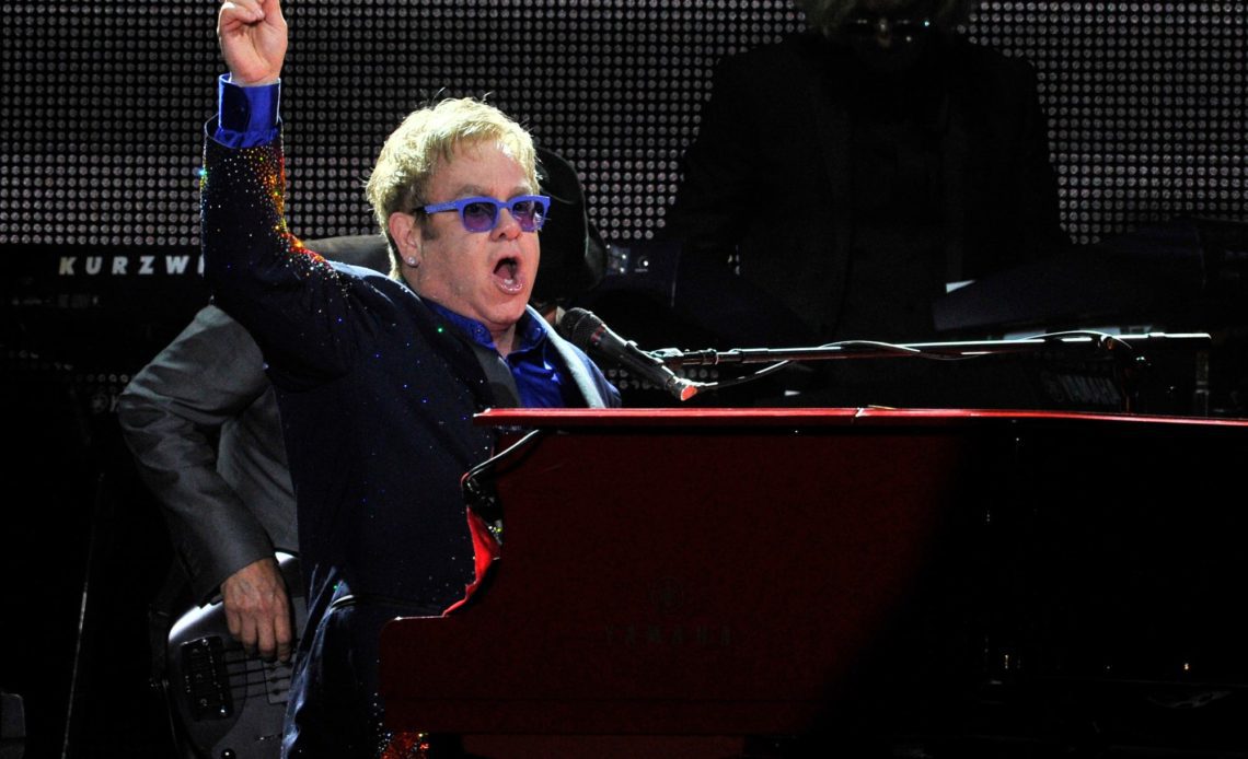 Elton John se solidariza con Ucrania durante concierto en Nueva Jersey