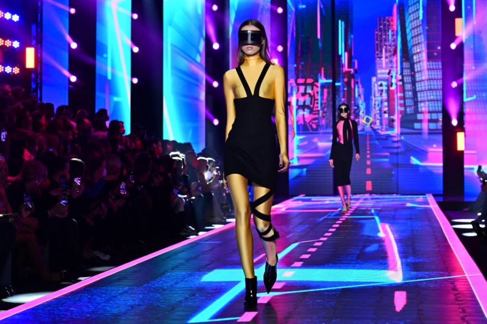 En los desfiles de moda de Milán, las aceras se transforman en pasarelas