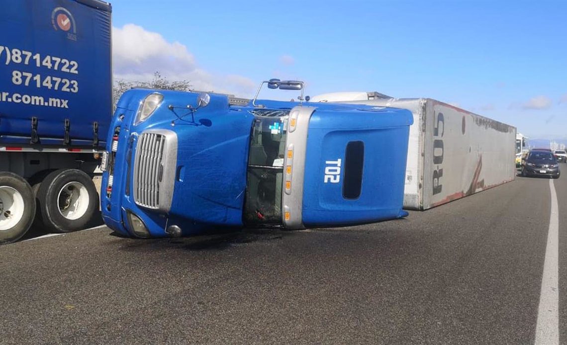 Fuertes ráfagas de viento vuelcan ocho tráileres en el sur de México