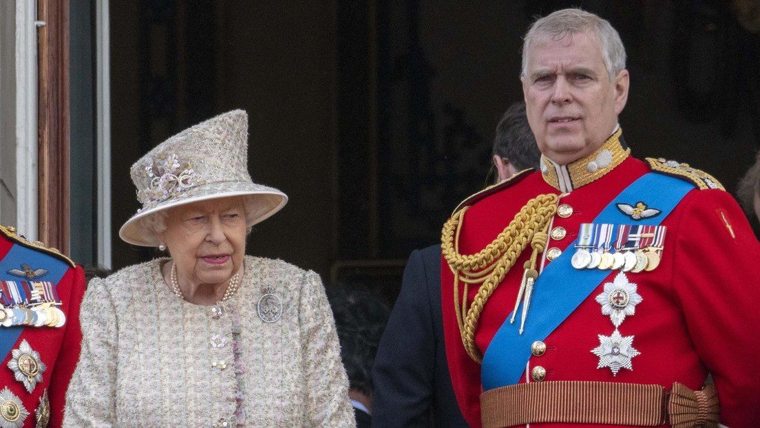 La reina Isabel II del Reino Unido ayudará al príncipe Andrés a pagar más de 12 millones de libras (16 millones de dólares) del acuerdo sobre la demanda de abuso sexual en su contra,