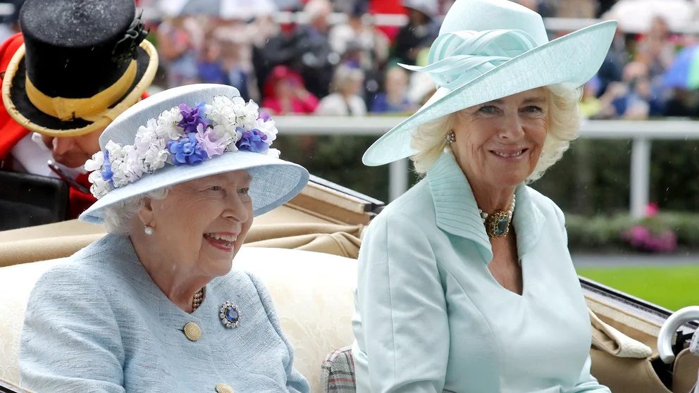 La reina Camila dice que Carlos III, en tratamiento oncológico, “está muy bien”