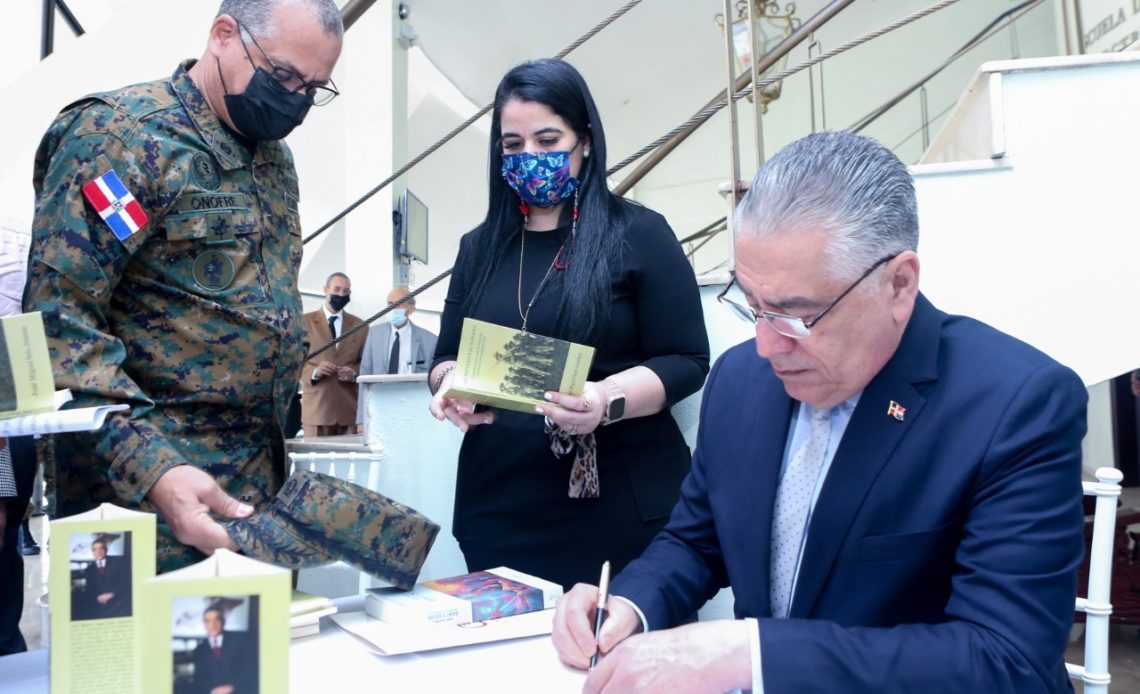 Mayor General®️Soto Jiménez presenta el libro “Los Recuerdos de Trancajilo” Radiografía socio-cultural del militar dominicano